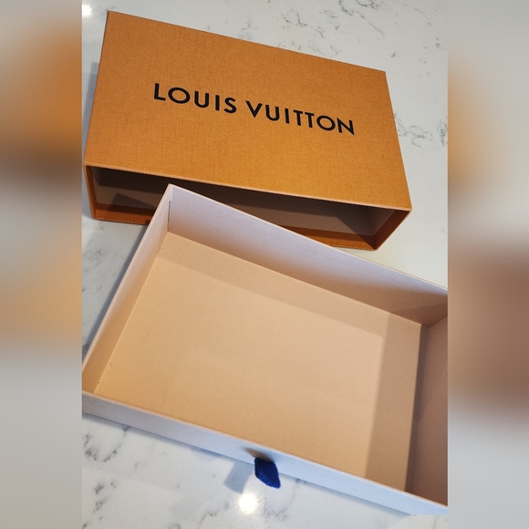 LOUIS VUITTON - Medium-small giftbox - Picture 2 of 5